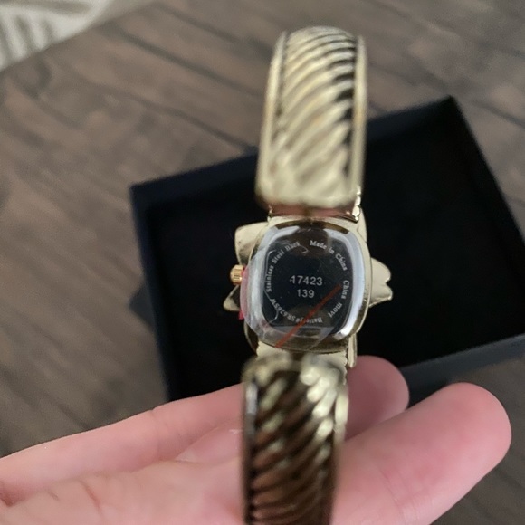 🔥Holiday Cuff Bracelet/Watch!  🌺 - Picture 4 of 5